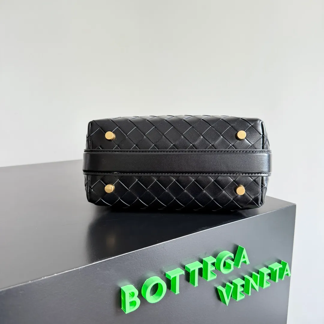 Batch 1880 BOTTEGA VENETA Year of the Snake🐍Limited Edition Wallace's classic Intreccio woven leather lunch bag, equipped with a lifelike golden snake-shaped buckle, playful and smart shape, which means the blessing of the snake. The shoulder strap can be adjusted in length. The shape of the bag evolved from the lunch bag. It has a classic shape and is versatile. The bag capacity is enough to carry mobile phones, keys, cosmetics, etc. during daily commuting and shopping. The limited edition for the Year of the Snake has an extra sense of sophistication and symbolizes the movement of snakes, bringing good luck ~ Style number: 815395 Size: 22*13*9.5cm